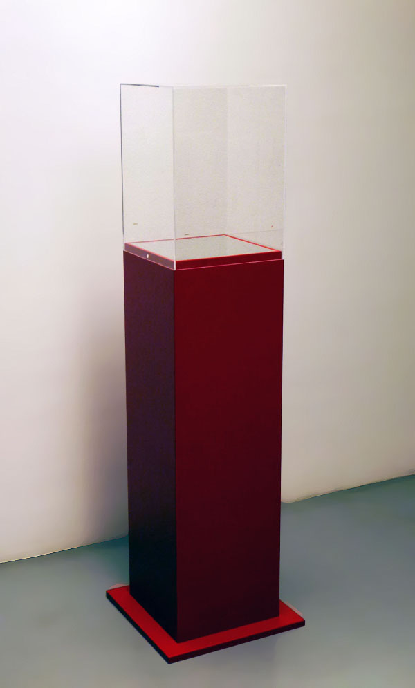 totem con teca in plexiglass per mostre